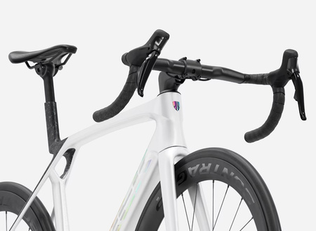 Rower szosowy Madone SL 7 Gen 8 Gloss Crystal White/Matte Deep Smoke