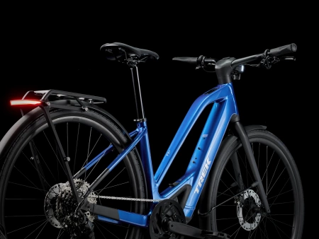 Rower elektryczny Trek FX+ 7 o średnim przekroku  Alpine Blue Gloss 2026