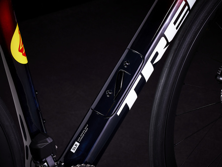 Rower szosowy Trek Domane SLR 6 Gen 4 Metallic Red Smoke to Blue Smoke Fade; koła: Aeolus Elite 35