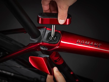 Rower szosowy Trek Domane SLR 7 Gen 4 Metallic Red Smoke to Red Carbon Smoke 2025