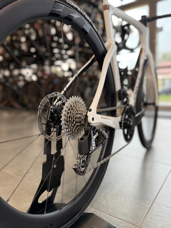 Rower szosowy Pinarello F7 - 2026 - SRAM Force AXS 2x12 DB FM20 MOST Ultrafast 45 