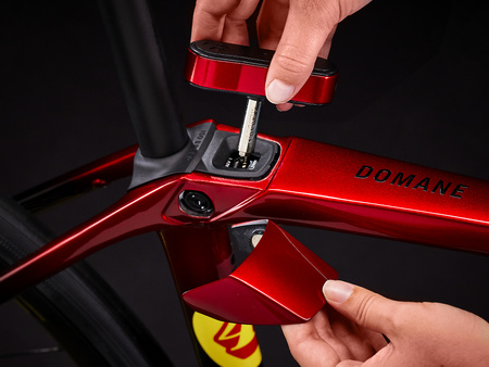 Rower szosowy Trek Domane SLR 6 Gen 4 Metallic Red Smoke to Blue Smoke Fade; koła: Aeolus Elite 35