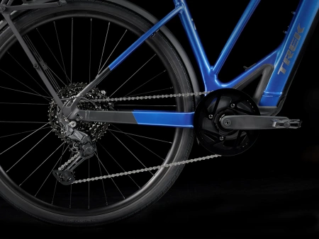 Rower elektryczny Trek FX+ 7 o średnim przekroku  Alpine Blue Gloss 2026
