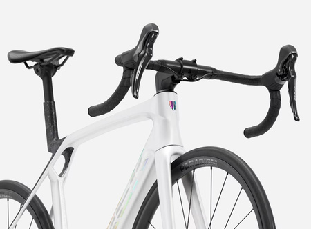 Rower szosowy Madone SL 5 Gen 8 Gloss Crystal White/Matte Deep Smoke2026