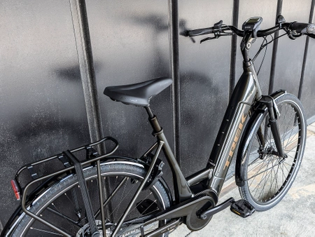 Rower elektryczny Trek Verve+ 4 o niskim przekroku Lithium Grey