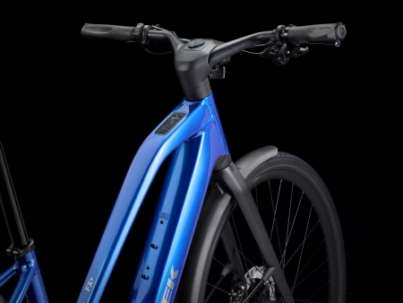 Rower elektryczny Trek FX+ 7 o średnim przekroku  Alpine Blue Gloss 2026