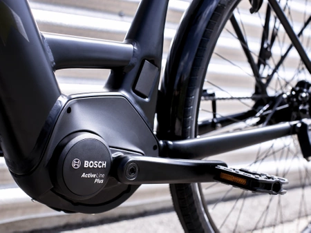 Rower elektryczny Trek District+ 6 o niskim przekroku Matte Trek Black